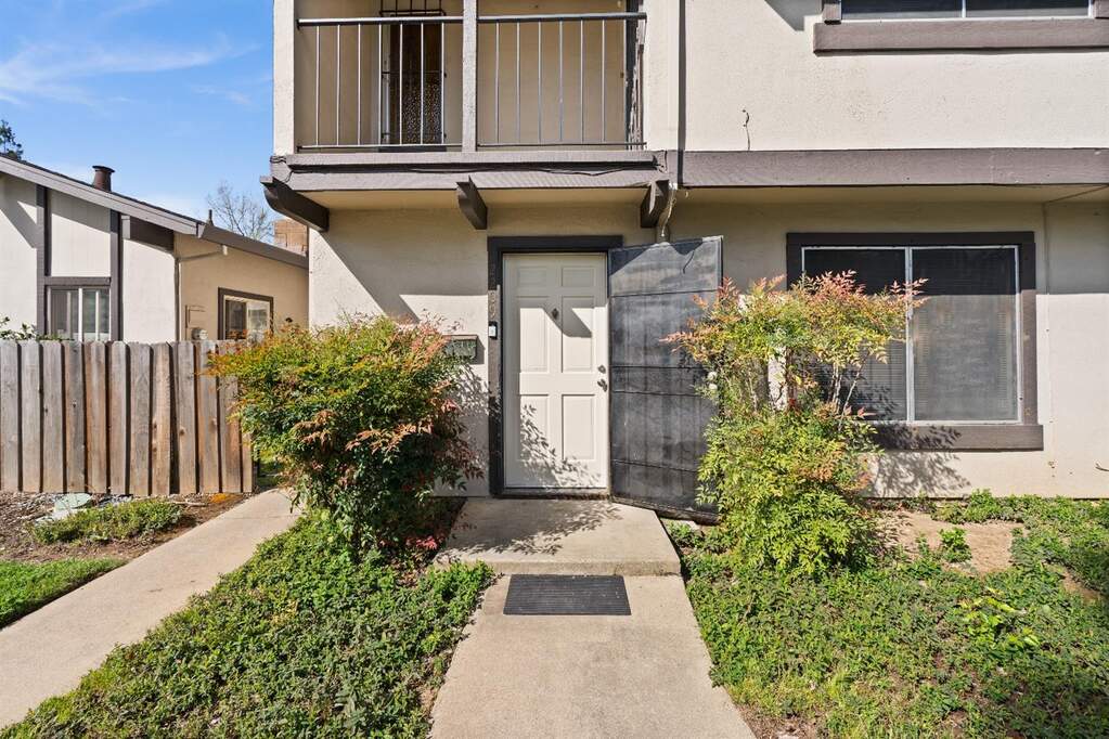 Front Entry close to guest parking at 2209 Baywater Lane, Rancho Cordova, CA 95670