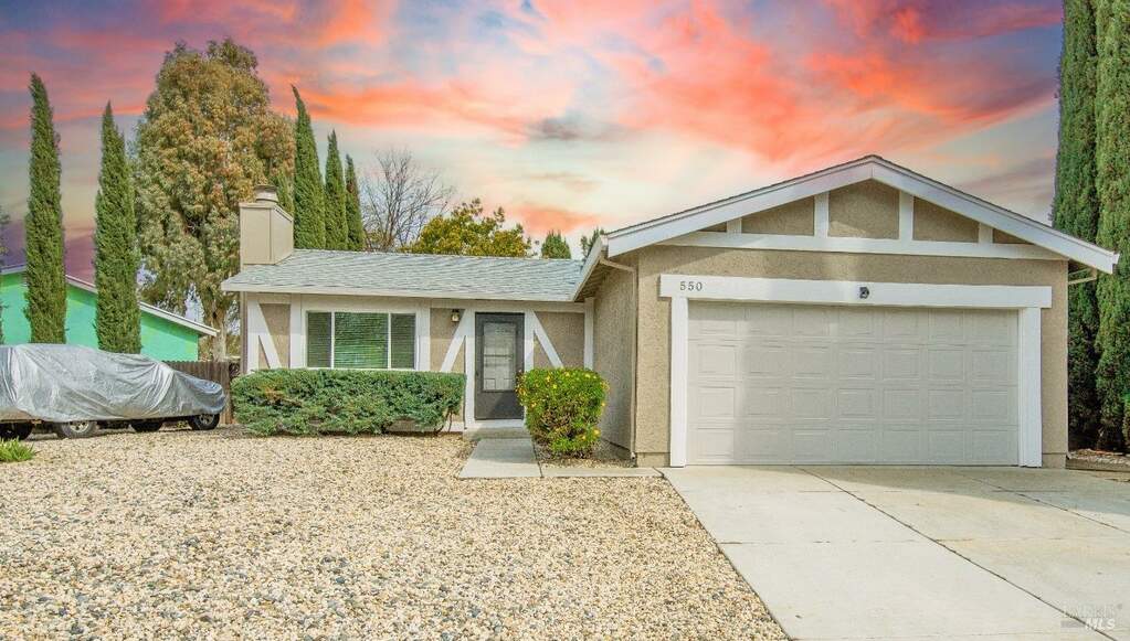Charming single story home set back nicely on lot. at 550 W Creekside Circle, Dixon, CA 95620