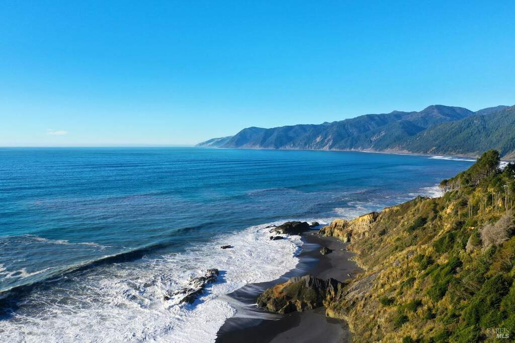 19 Seaview Point, Whitethorn, CA 95589