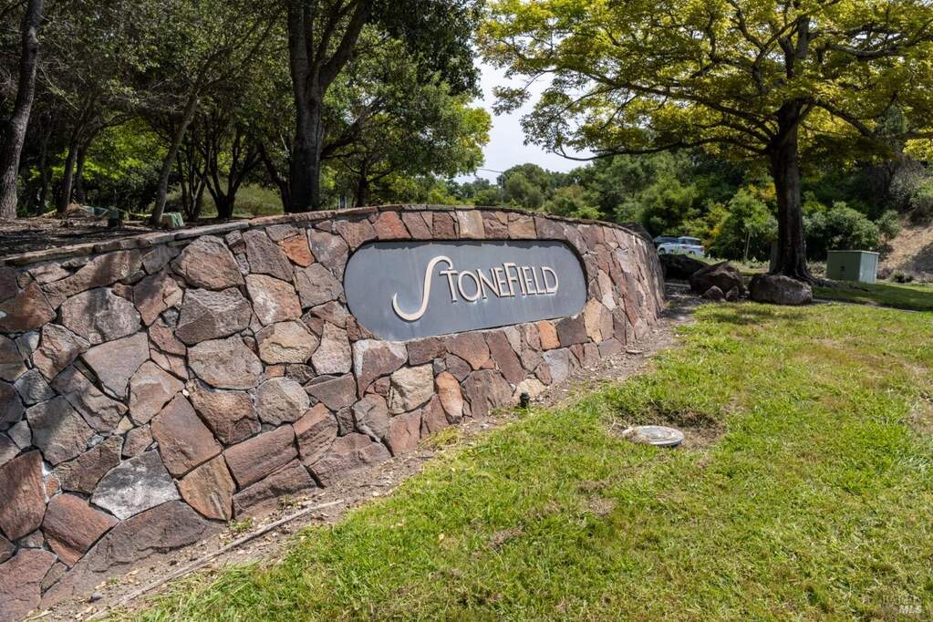 2066 Stonefield Lane, Santa Rosa, CA 95403