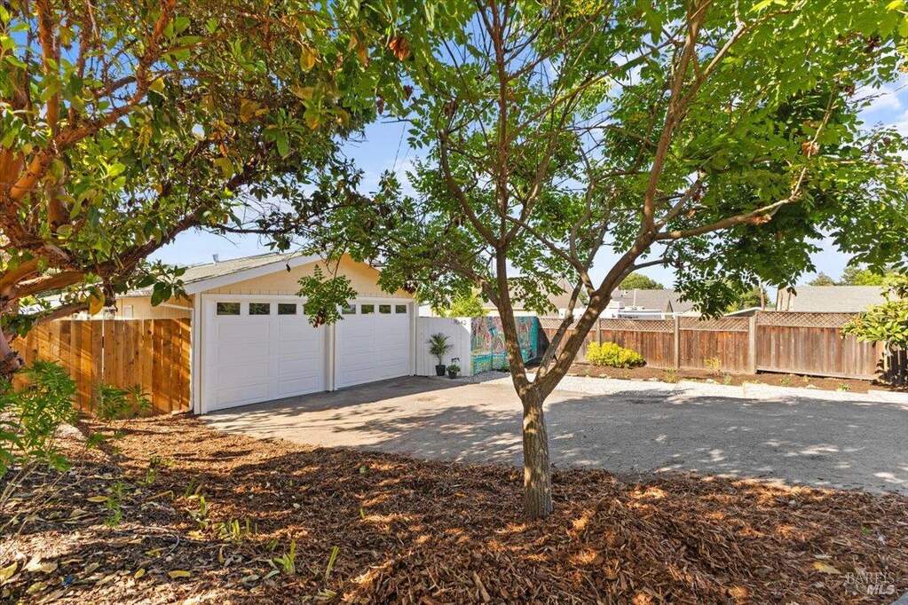 7042 Fellers Lane, Sebastopol, CA 95472