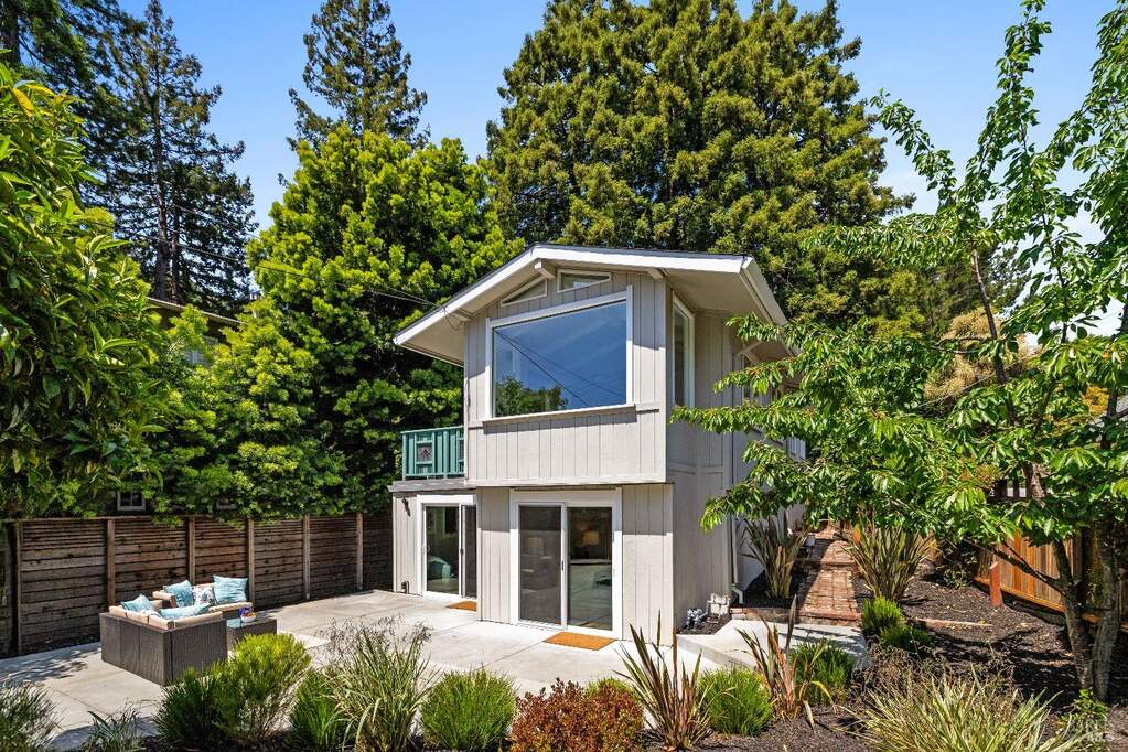 32 Parkwood Avenue