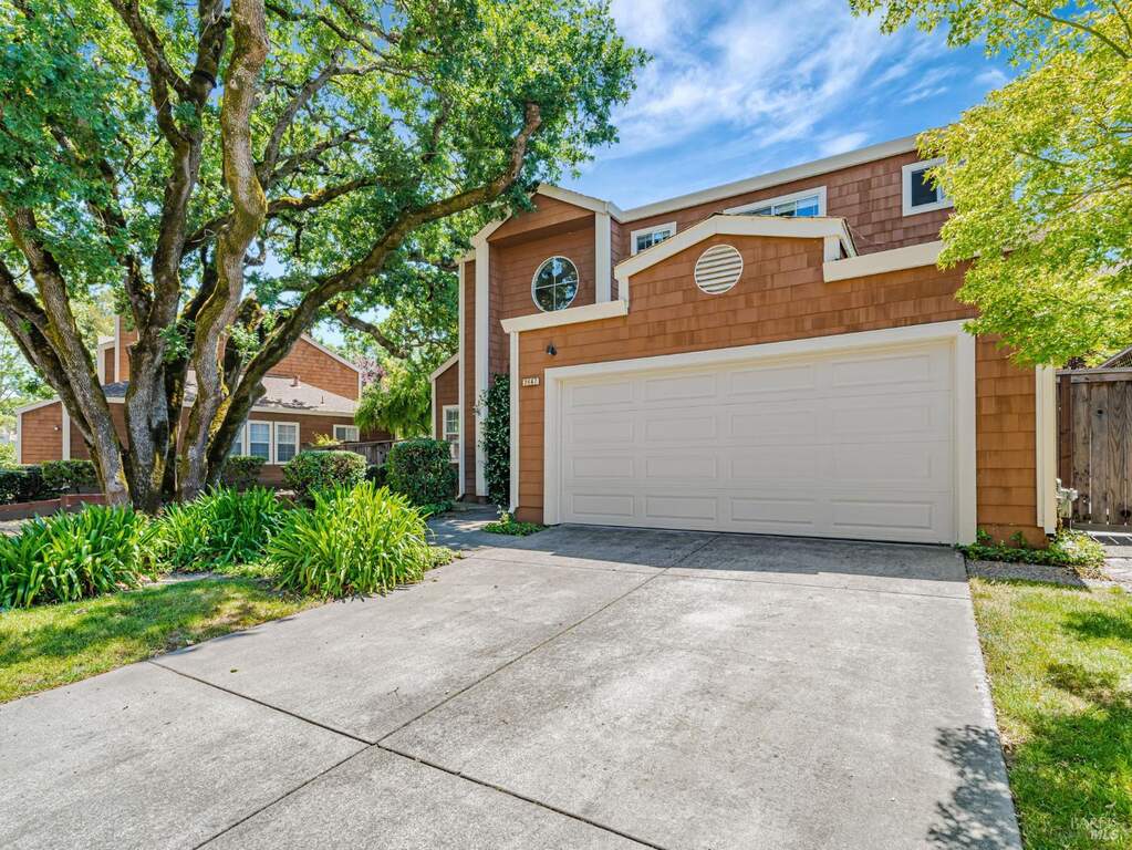 2647 Lago Oaks Drive, Santa Rosa, CA 95405