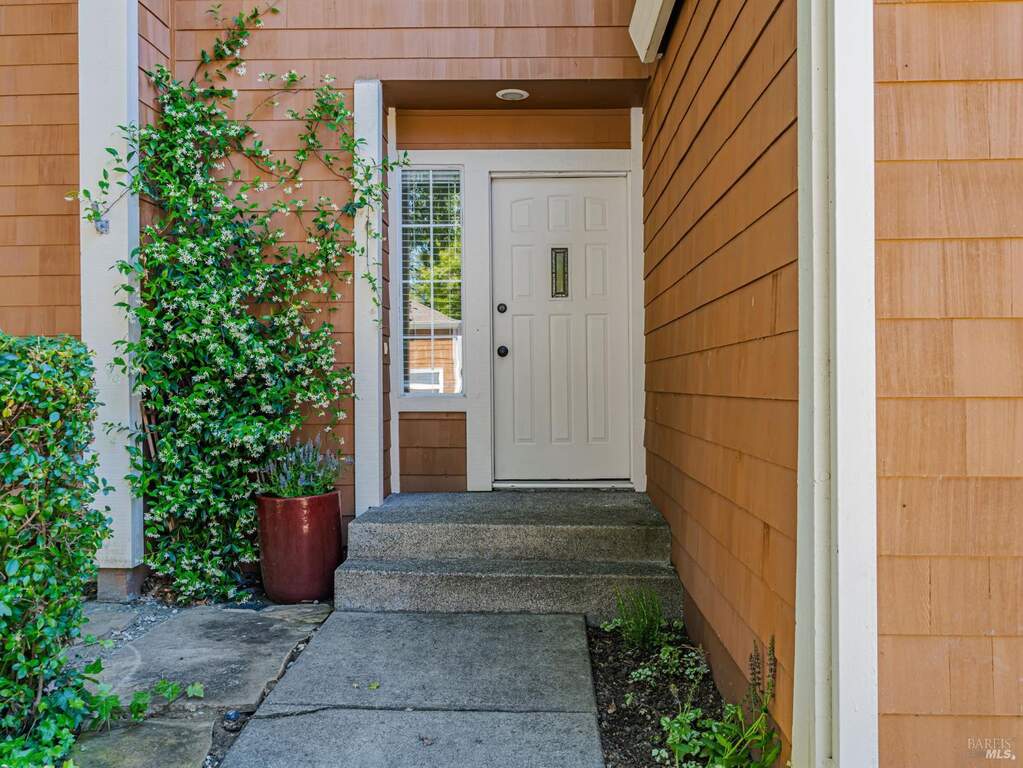 2647 Lago Oaks Drive, Santa Rosa, CA 95405