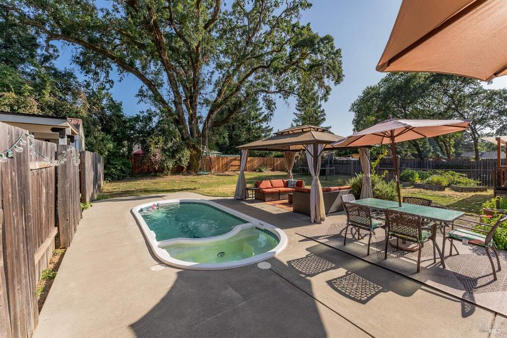 1851 Daniel Way, Redwood Valley, CA 95470