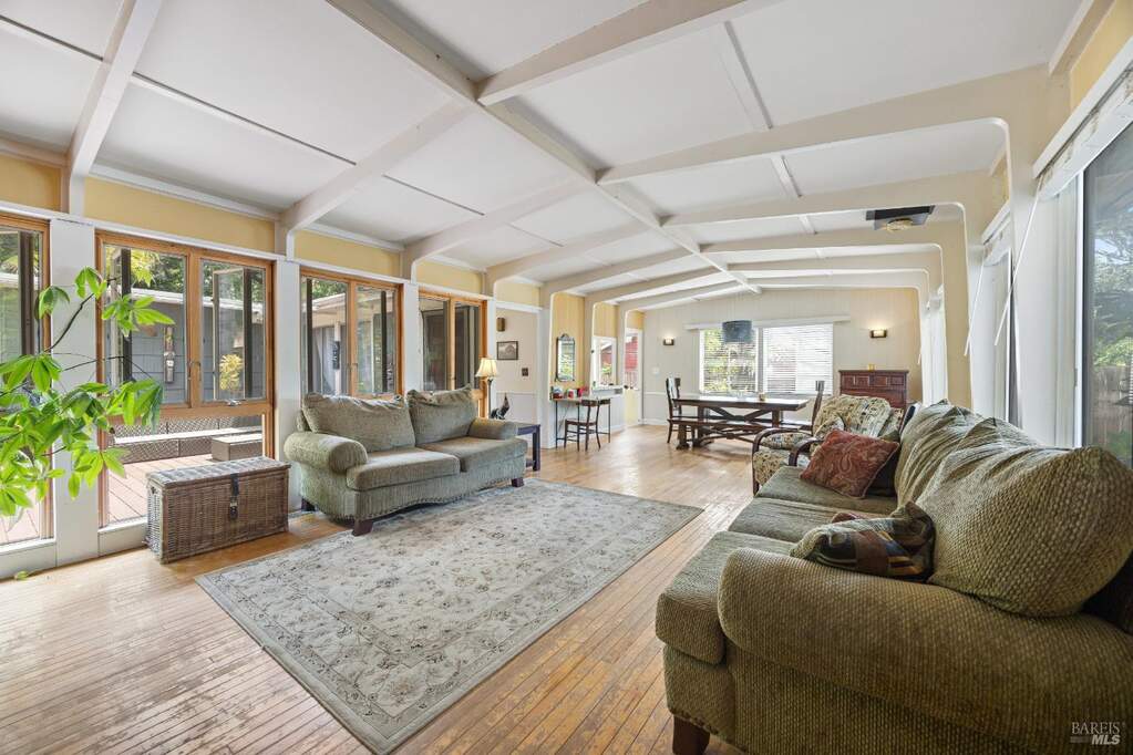 24 Los Alondras Court, Novato, CA 94947