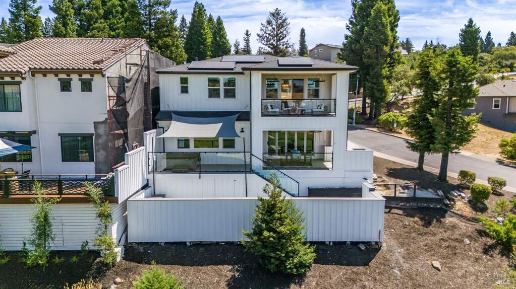5702 Fairway Knoll Lane, Santa Rosa, CA 95403