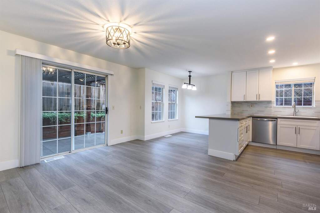 2647 Lago Oaks Drive, Santa Rosa, CA 95405