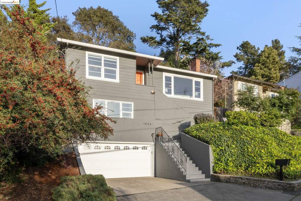1844 Magellan Dr, Oakland, CA 94611