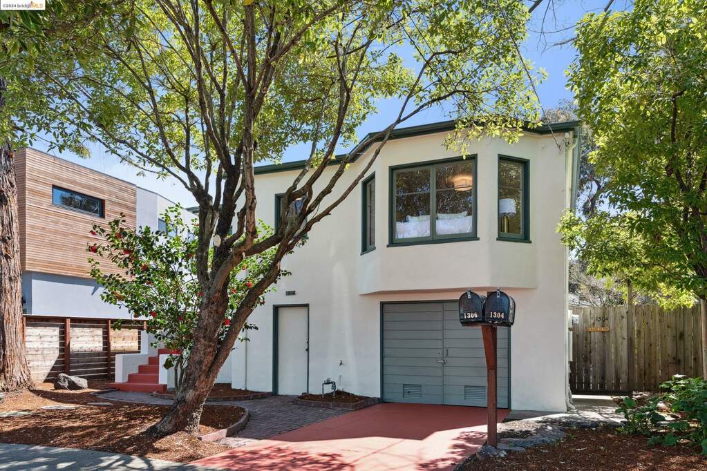 1306 Haskell St