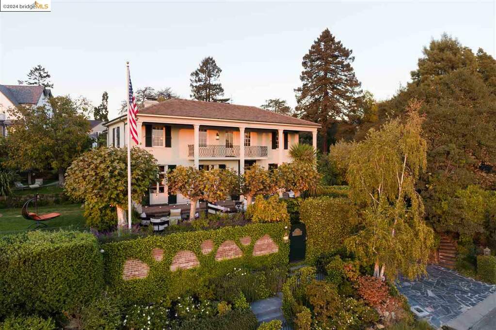 2 Lincolnshire Dr, Oakland, CA 94618