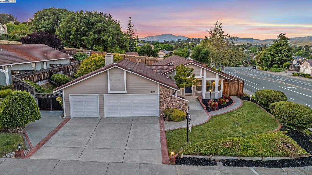 11596 Rolling Hills Dr
