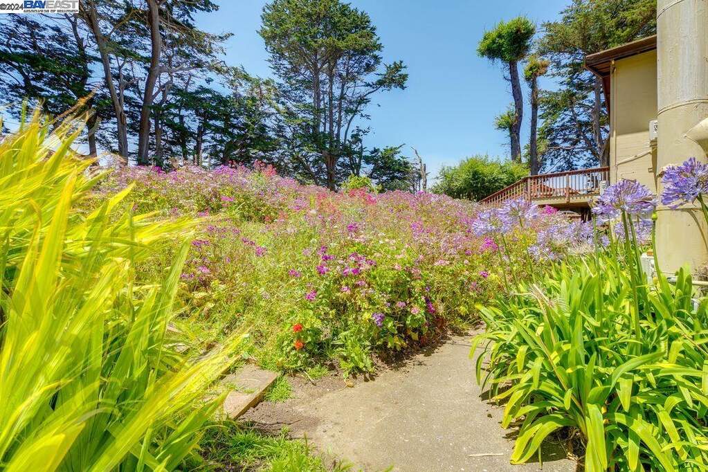 496 6th St, Montara, CA 94037