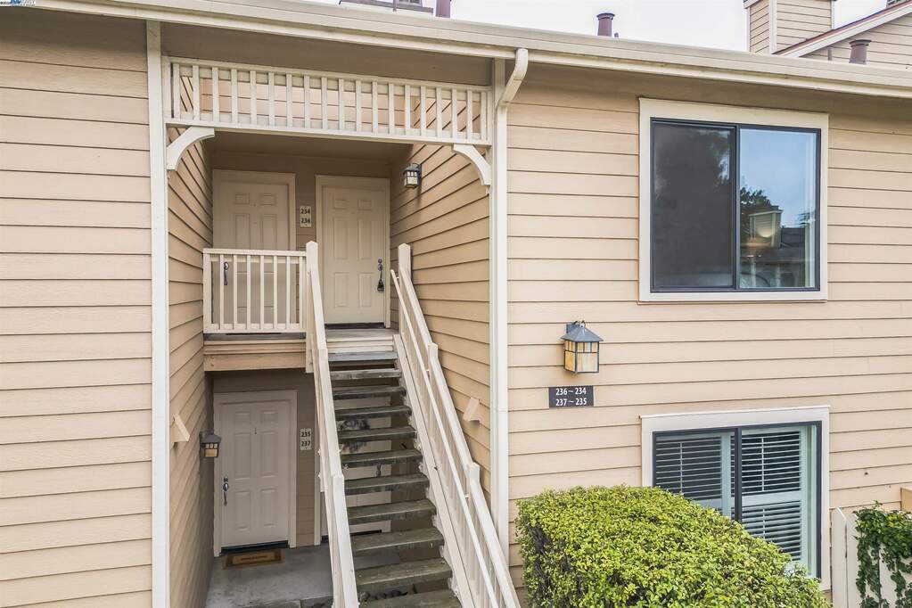 234 Shoreline Ct