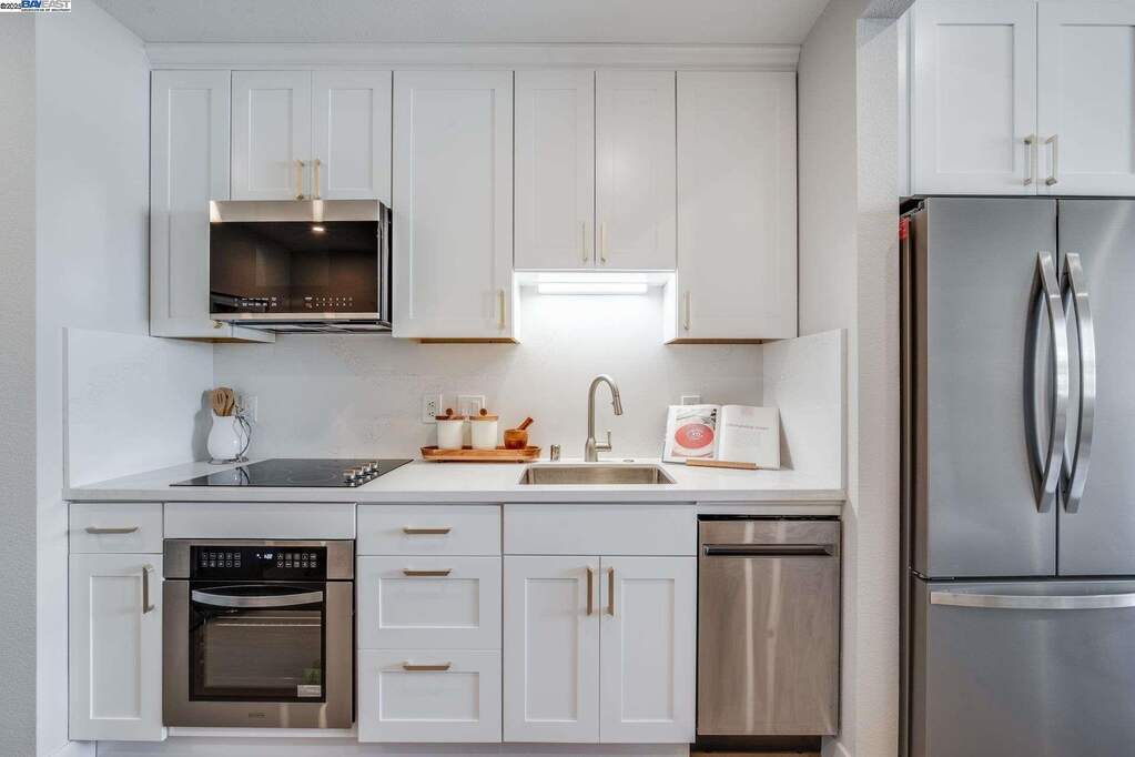 2615 Telegraph Ave #303, Berkeley, CA 94704