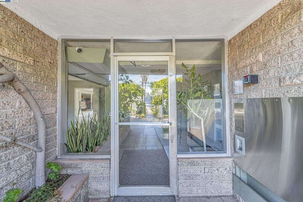 3877 Howe St #106, Oakland, CA 94611