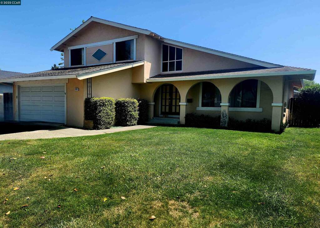 Expansive front yard space at 4098 W Las Positas Blvd, Pleasanton, CA 94588