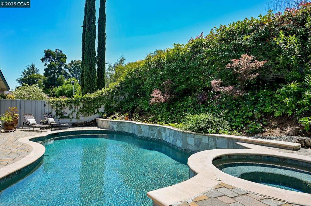 2 Kulani Ln, Pleasant Hill, CA 94523