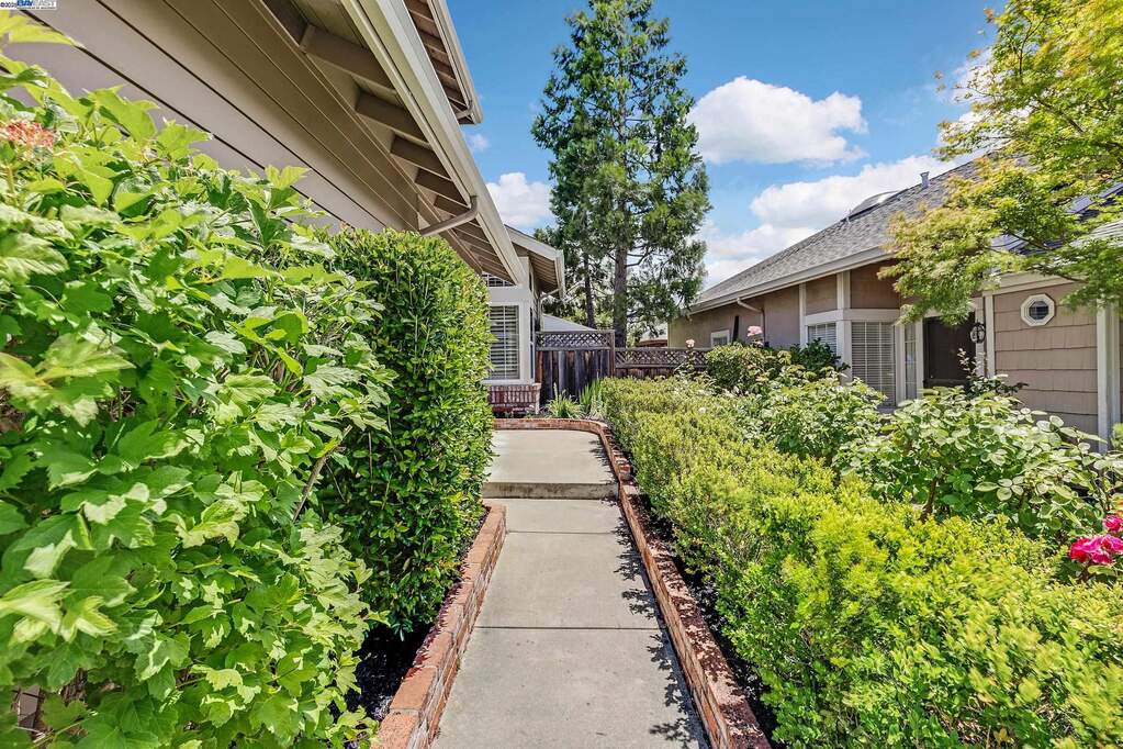 7777 Crossridge Rd, Dublin, CA 94568
