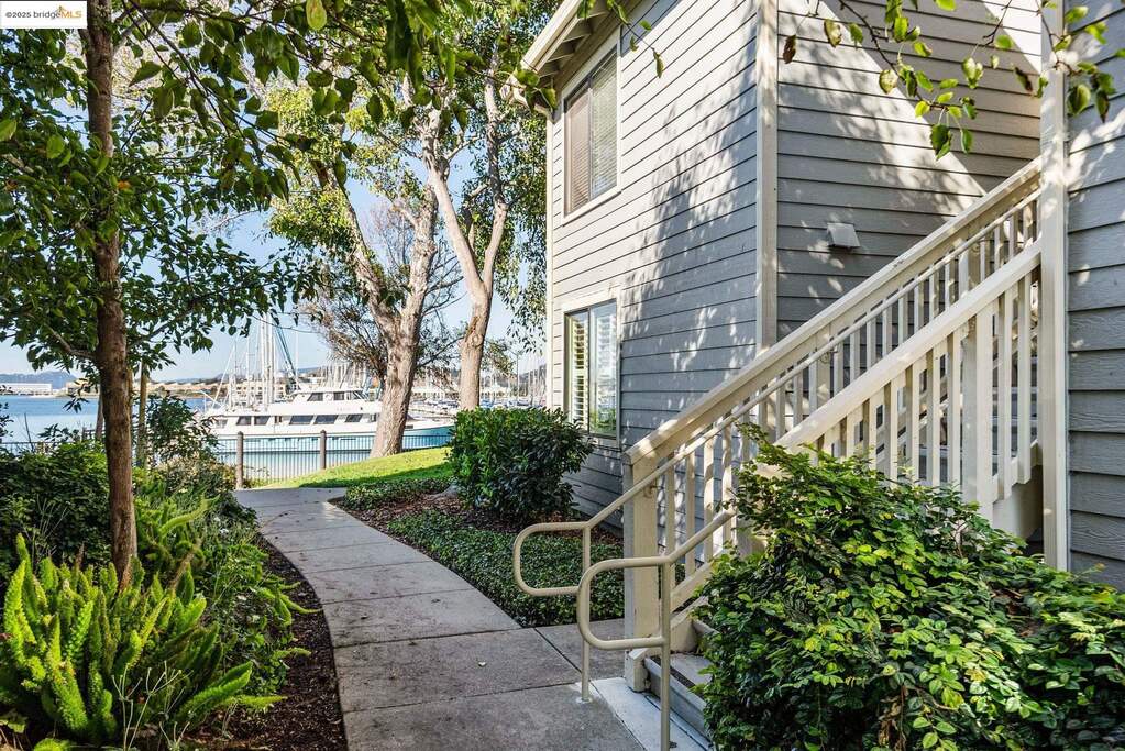131 Shoreline Ct, Richmond, CA 94804
