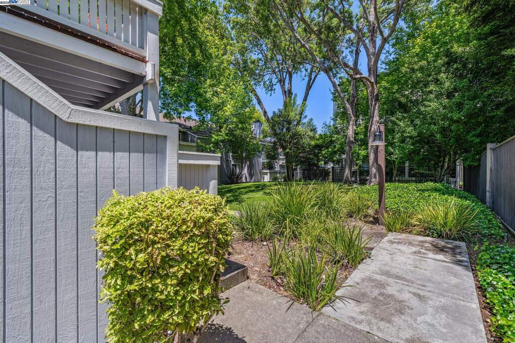 198 Schooner Ct, Richmond, CA 94804