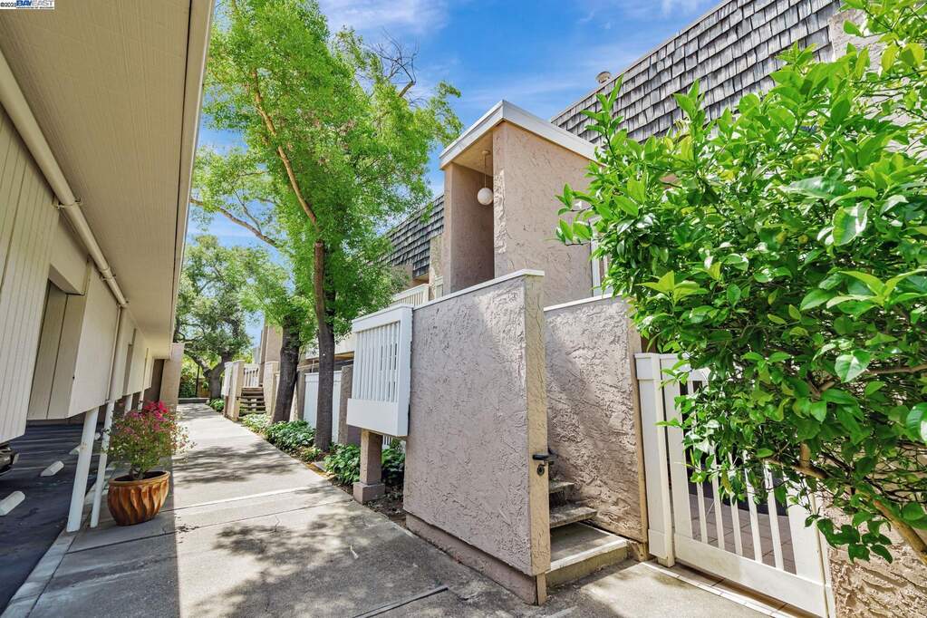 675 Sharon Park Dr #245, Menlo Park, CA 94025