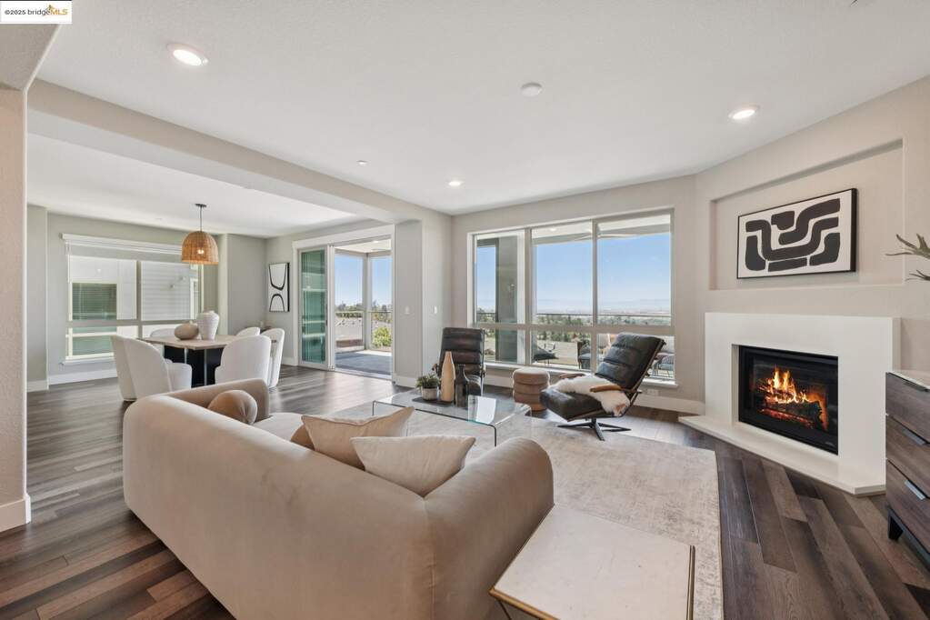 6757 Skyview Dr, Oakland, CA 94605
