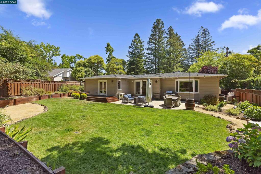 125 Meadow Ln, Orinda, CA 94563