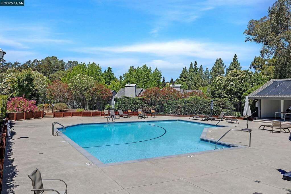 1496 Ashwood Dr
