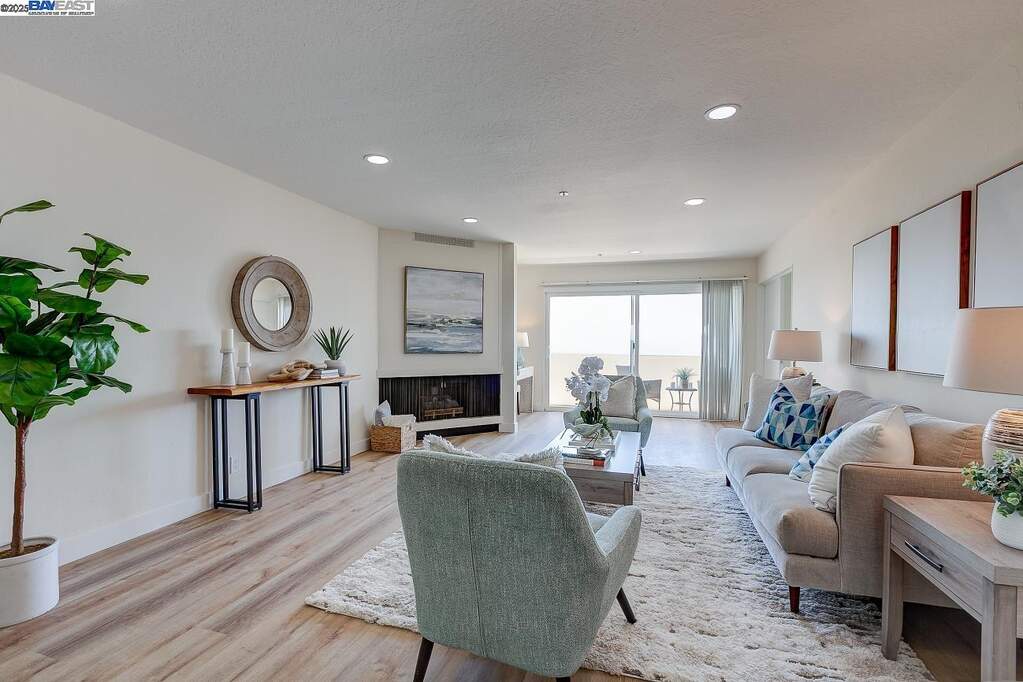 1001 Shoreline Dr #301, Alameda, CA 94501