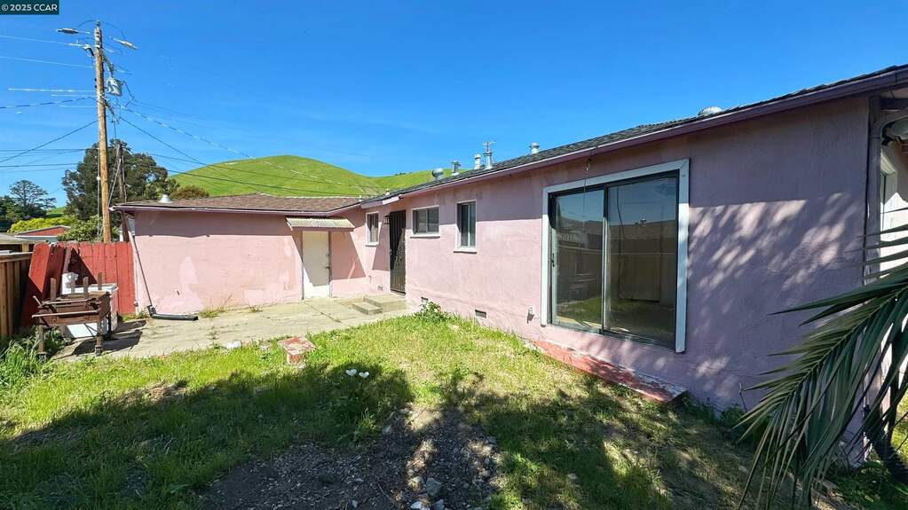 2464 Alamo St, Pinole, CA 94564