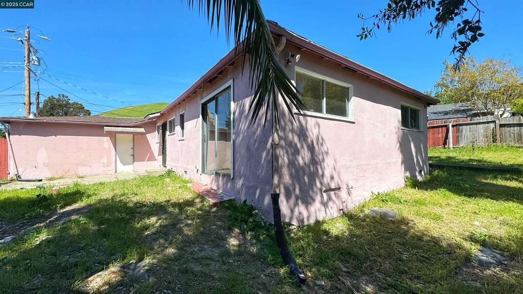 2464 Alamo St, Pinole, CA 94564