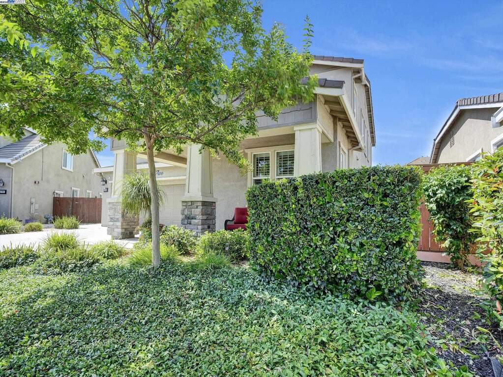 582 Pasture Ave