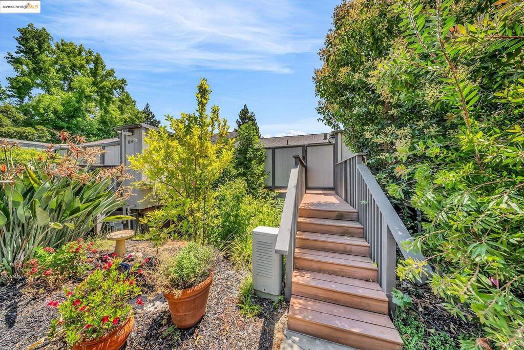 1608 Ashwood Dr