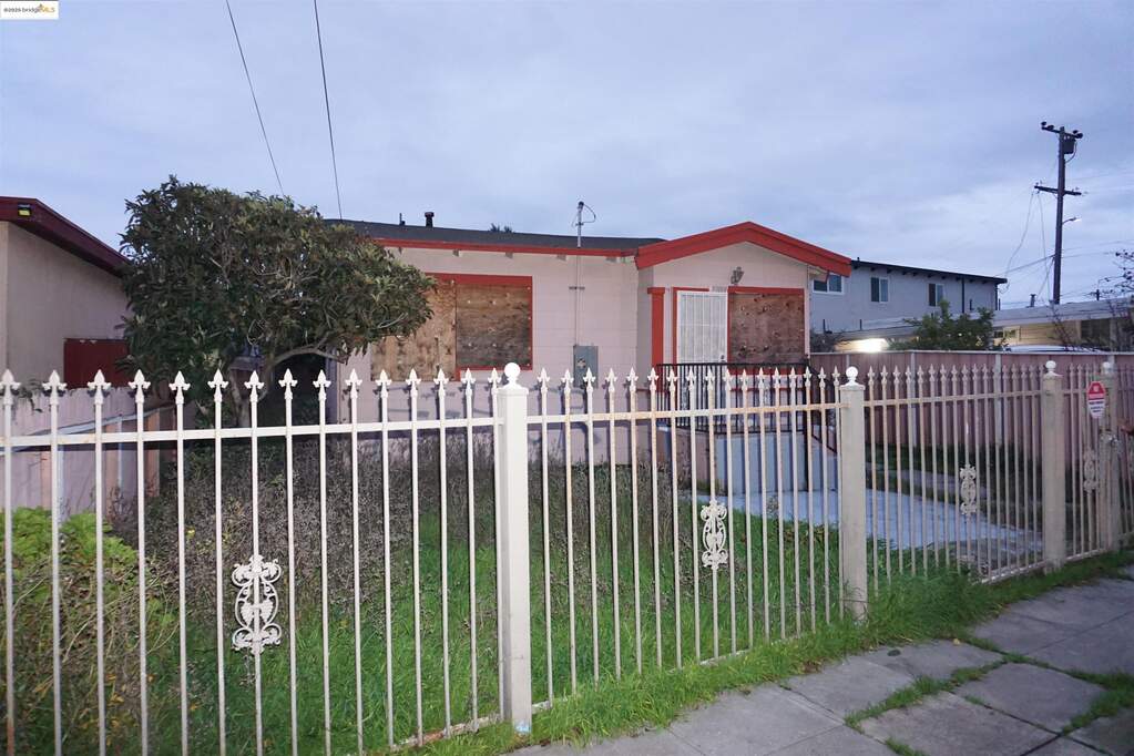 1413 Post Ave