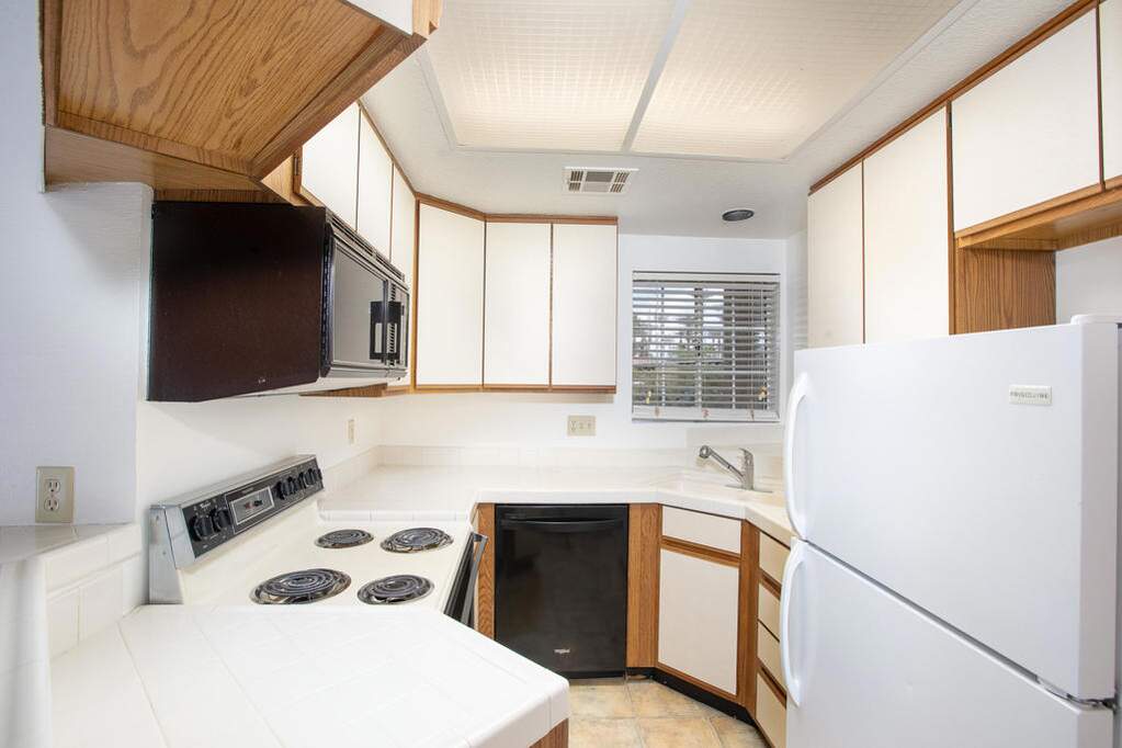2700 Lawrence Crossley Road #27, Palm Springs, CA 92264