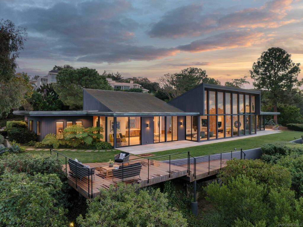 7404 Hillside Dr, La Jolla, CA 92037