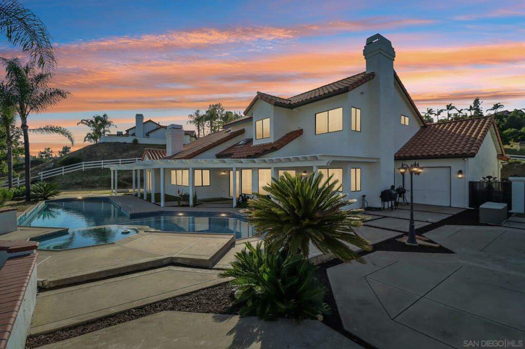 9692 Red Pony Ln, El Cajon, CA 92021