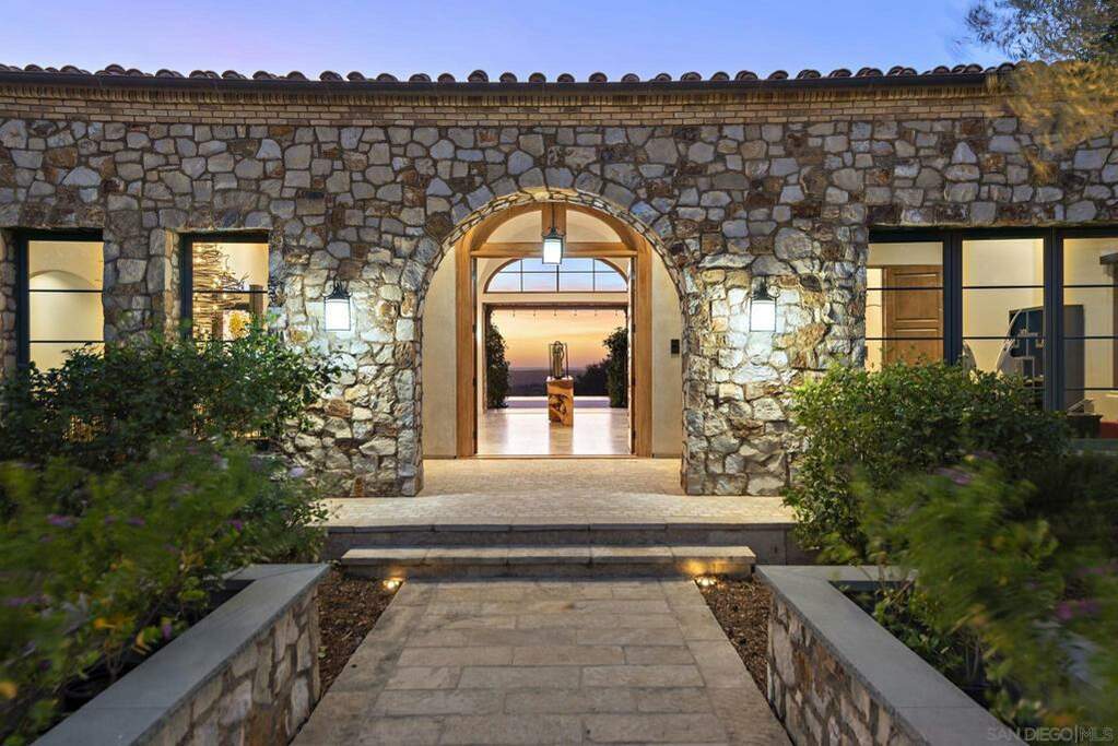 8114 Sendero De La Pradera, San Diego, CA 92127