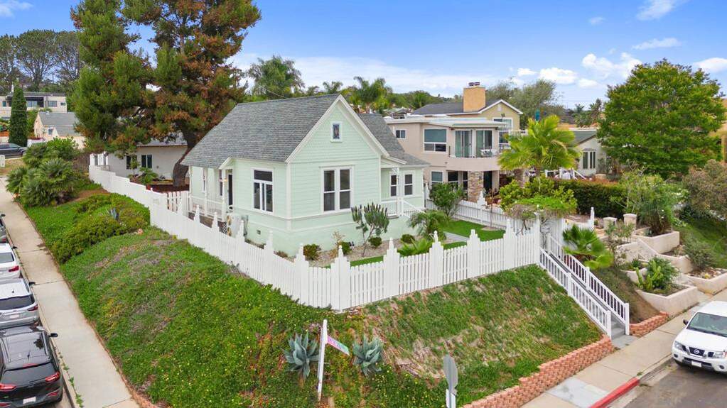 2104 Diamond St, San Diego, CA 92109