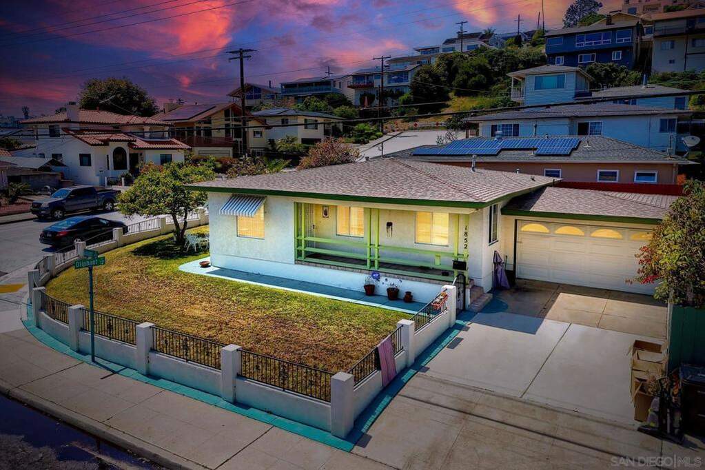 1852 Locust, San Diego, CA 92106