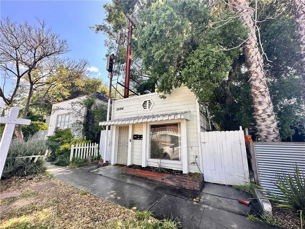 2696 Fair Oaks Avenue, Altadena, CA 91001
