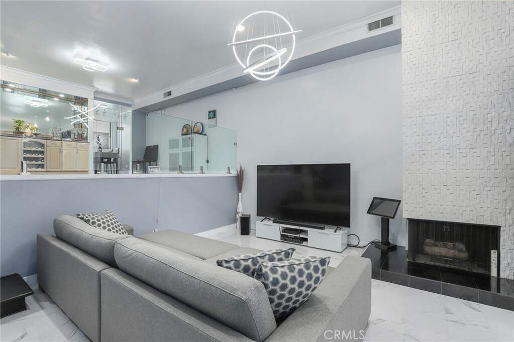 5305 White Oak Avenue #F, Encino, CA 91316