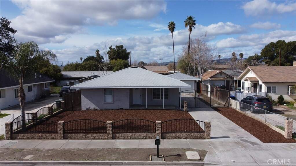 135 N Palm Avenue, Hemet, CA 92543