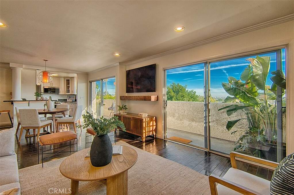8400 De Longpre Avenue #215, West Hollywood, CA 90069