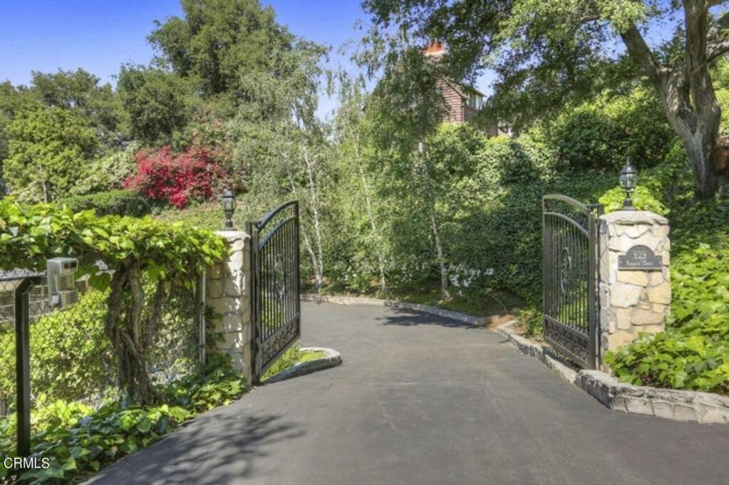 929 Regent Park Drive, La Canada Flintridge, CA 91011