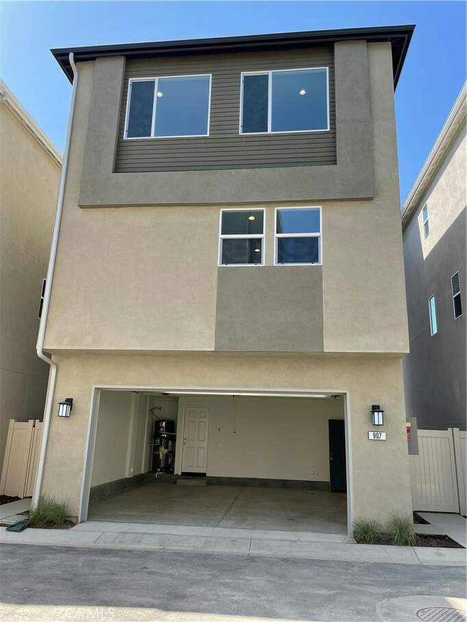 907 E 2nd St, Santa Ana, CA 92701
