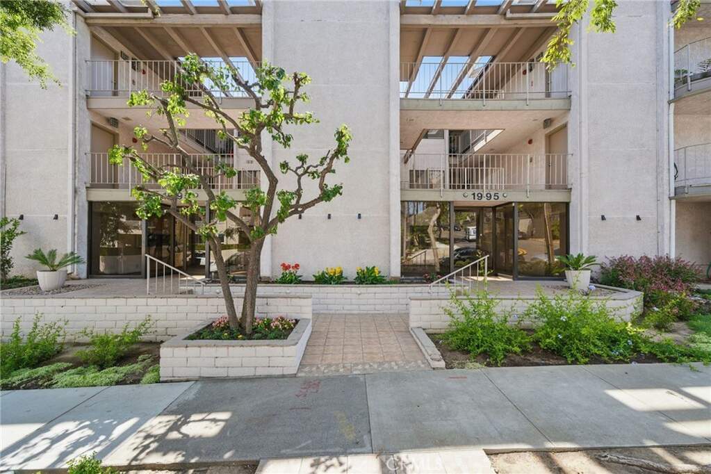 1995 Molino Avenue #301, Signal Hill, CA 90755
