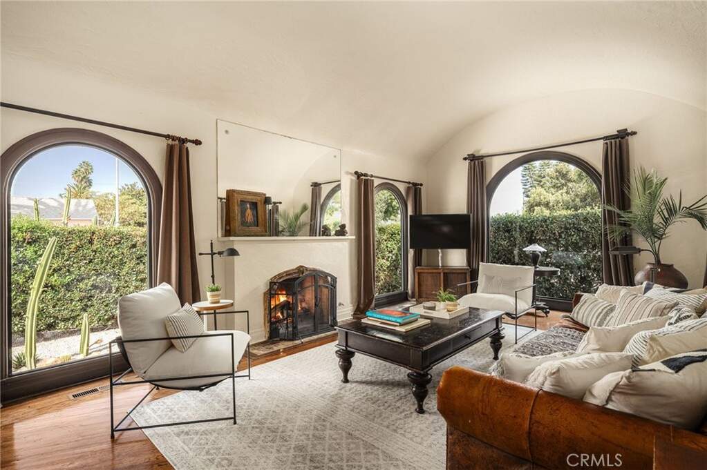 2800 Hillcrest Drive, Los Angeles, CA 90016 | MLS# PW25229934 ...