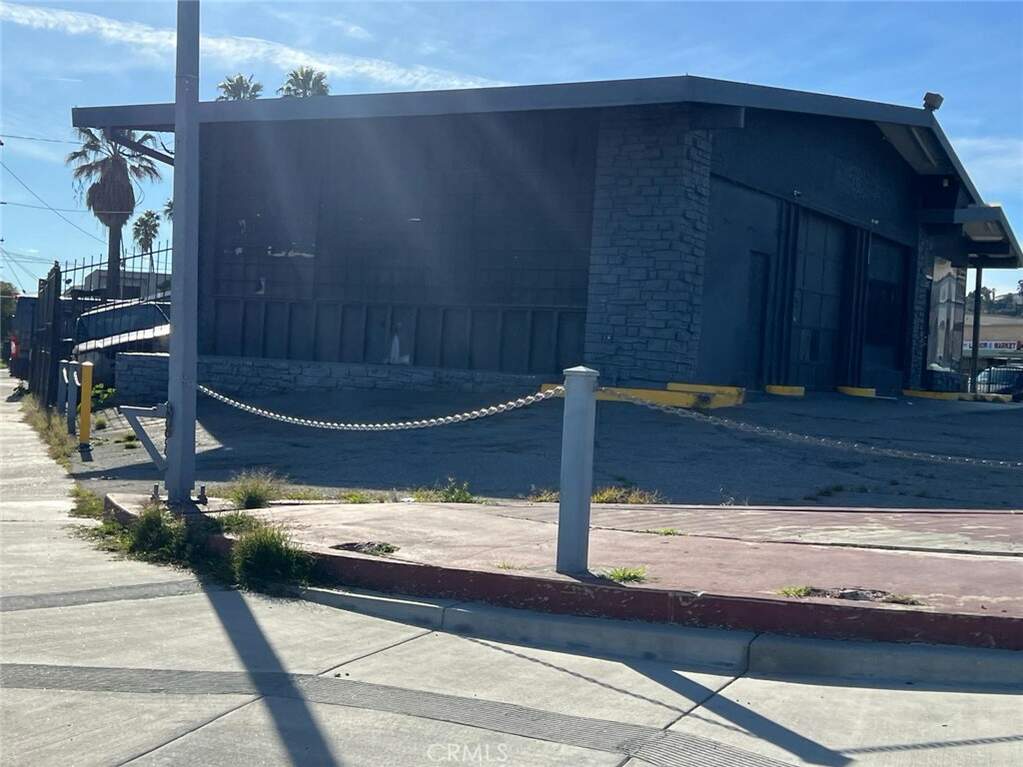1702 San Fernando Road